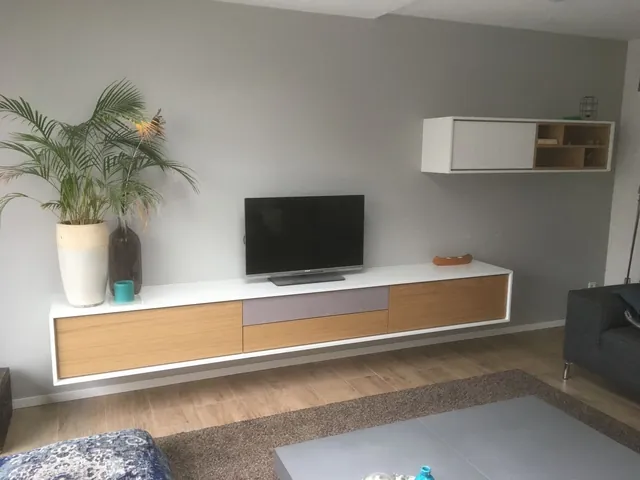 Zwevend tv-meubel van gelakt mdf met eikenhout in een woonkamer